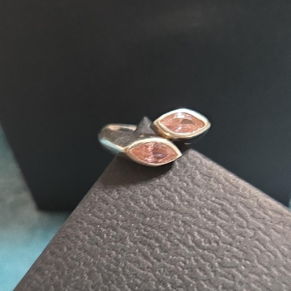 Elegant Silver and Pink Gemstone Women's Ring - Picture 5 of 11